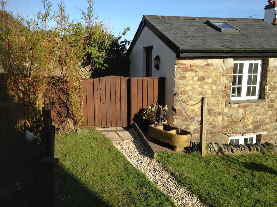 Coastal Cottage 'The Garden Cottage ' Хартланд Екстериор снимка
